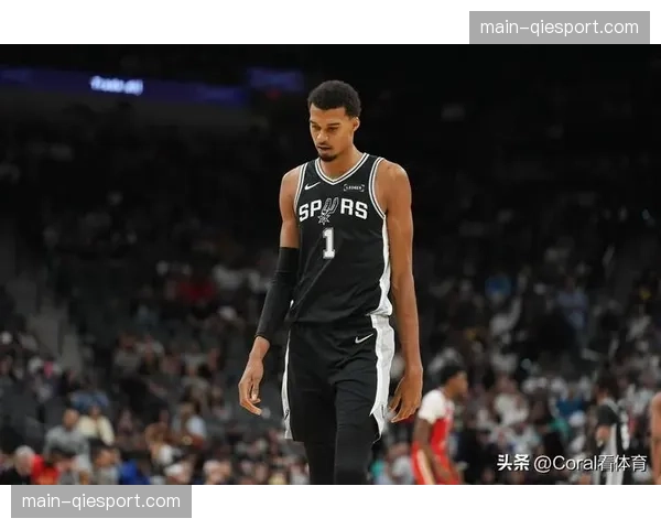 NBA常规赛，文班亚马封盖詹姆斯后快攻隔扣戴维斯，引爆社交媒体