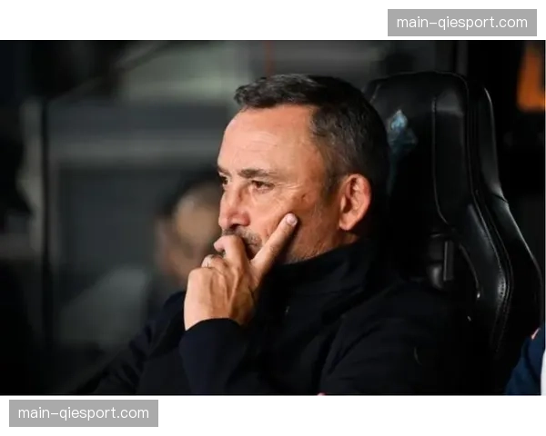 场边镜头：尼斯主帅与第四官员激烈争论，被出示黄牌警告